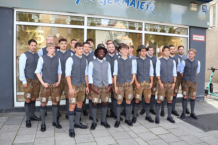 Mannschaften und Trainer des TSV 1860 München am 05.09.2024 (©Foto: Martin Schmitz) 